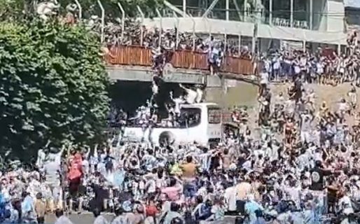 Cerca de la tragedia: se tiraron de un puente arriba del micro de la Selección