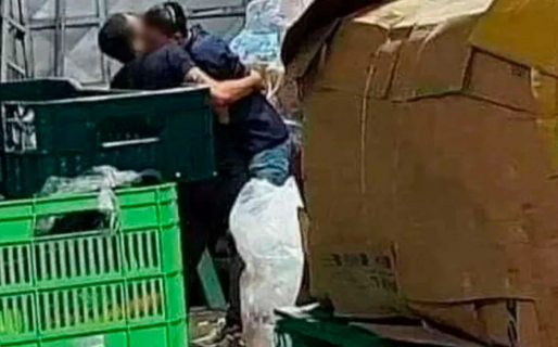 Una mujer visitó a su marido en el trabajo, lo encontró besándose con un compañero y lo escrachó