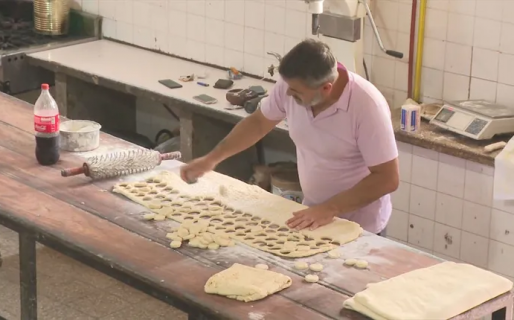 Pan para hoy, amor para mañana: en su infancia pedía comida, ahora tiene una panadería y ayuda a los jubilados