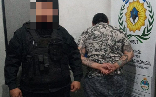 Un hombre tenía pedido de captura y lo encontraron tomando en un bar