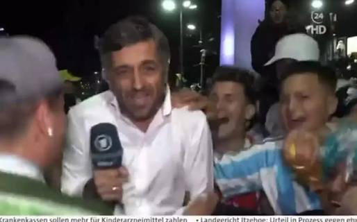 Un periodista alemán quedó en medio de los festejos por la selección y lo levantaron por los aires
