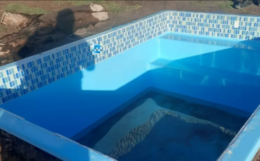 Le robaron la pileta, la buscó con un drone y descubrió que su vecino la estaba instalando en el patio