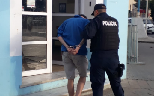 Le rompió el vidrio de la casa, intentó darse a la fuga y lo detuvieron a las pocas cuadras
