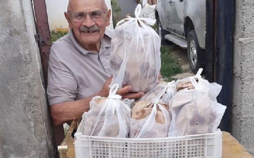 Tiene 81 años y hace dos que vende tortas fritas afuera de su casa