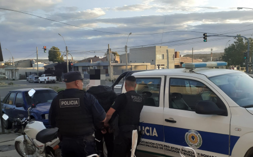 Un hombre quiso escapar de un supermercado sin pagar potes de jabón líquido y crema de leche