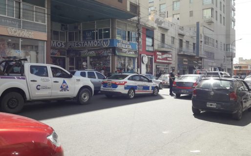 Un tablón de madera cayó en la cabeza de una mujer frente a la Galería San Martín