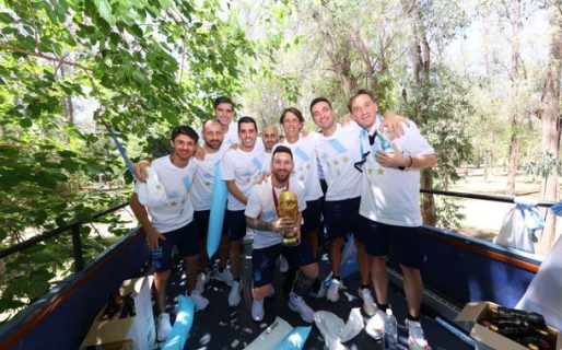El plantel campeón del mundo se fue el predio de la AFA
