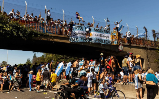 En plena caravana, a un vendedor ambulante se le cayó su mercadería y los hinchas lo ayudaron a recuperarla