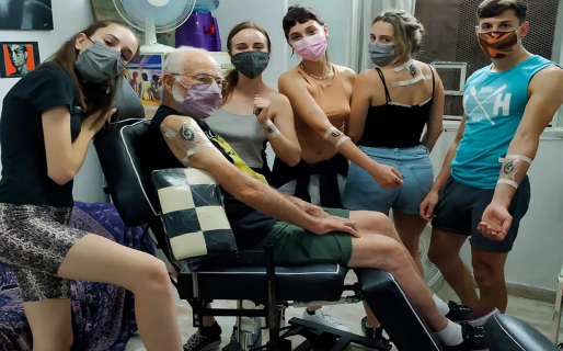 Un abuelo se tatuó por primera vez a los 86 años a pedido de sus nietos: “¡Qué no haría por ellos!”