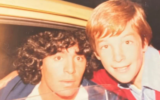 Lanzaron una campaña para encontrar a una persona que se sacó una foto con Diego Maradona hace 41 años