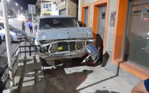 Conductor ebrio subió a la vereda y atropelló a tres jóvenes