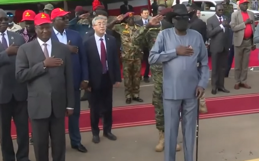 Un presidente se hizo pis en pleno acto y los periodistas que difundieron el video terminaron presos