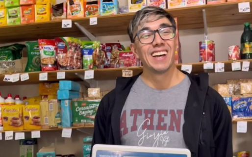 Un almacenero se volvió viral parodiando a sus clientes: “Es un sueño cumplido”