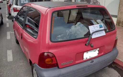 El ingenioso cartel que una mujer le puso a su Twingo