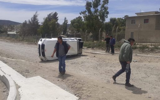 Dos camionetas chocaron y una de ellas volcó en el sector de Fracción 15: un lesionado fue trasladado al Regional