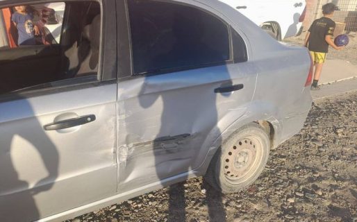 Chocó un vehículo, se dio a la fuga y buscan a la mujer que originó todo