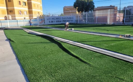 Comenzó la colocación del césped sintético en el barrio Pueyrredón y la vecinal realizó un particular pedido