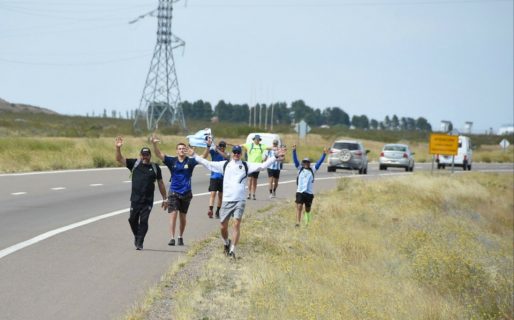 Siete amigos de Trelew a Madryn a pie por La Scaloneta