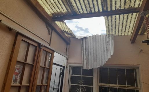 Trabajaba en el techo de una casa, se cayó al suelo y está grave