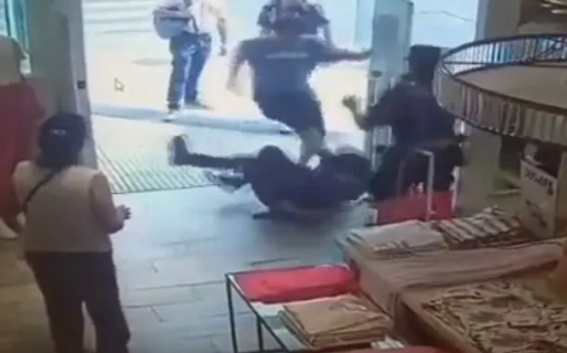 Un hombre increpó a una policía, la tiró al piso y le pateó las costillas