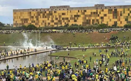 Así incendiaban un patrullero los seguidores de Bolsonaro