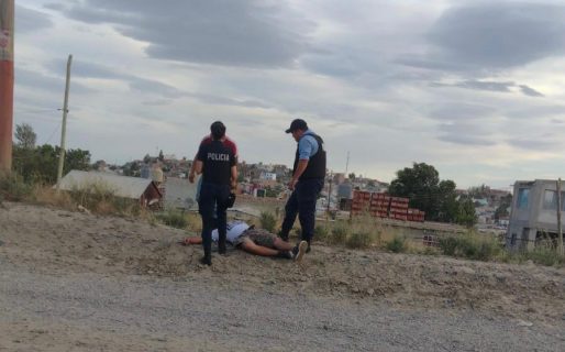 Un hombre se quedó dormido en una Avenida y dijo que fue porque “había tomado de más” 