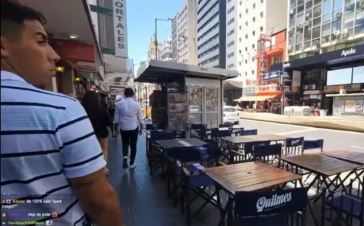 En tiempo récord, una coreana llegó al país y le robaron el celular mientras filmaba