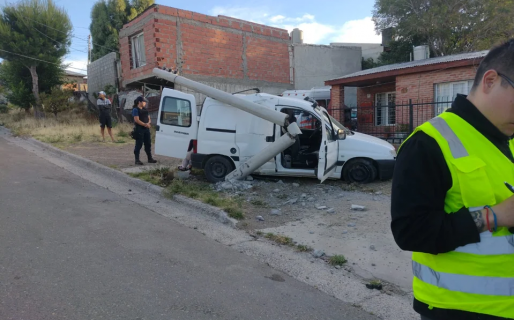 Manejaba borracho con un hombre colgado de la ventana, produjo una persecución e impactó contra un poste