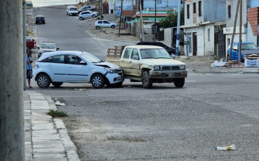 Fuerte choque entre dos vehículos en el barrio Ceferino