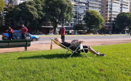Falleció la jubilada que rompió la cuarentena para tomar sol en plena plaza