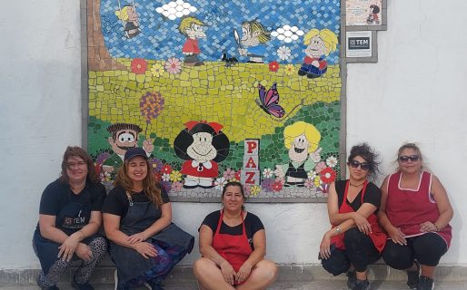 Alumnas egresadas del Taller Escuela de Mosaico realizaron un mural en la plaza del Juan XXIII
