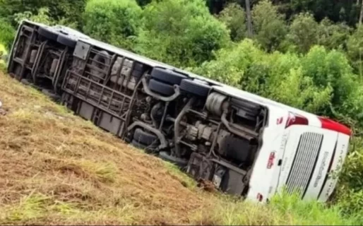 Una turista argentina y su hijo de 3 años murieron luego de que su micro volcara en una ruta de Florianópolis