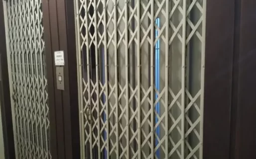 Se cansó del ruido de los turistas y les dejó un contundente mensaje en el ascensor