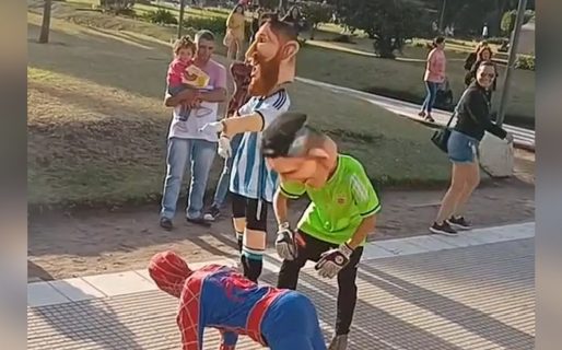 Se disfrazaron de Lionel Messi y Dibu Martínez para sorprender a un grupo de nenes