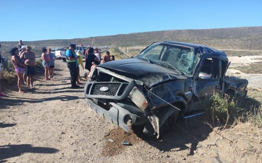 Fuerte choque entre un camión y una camioneta frente a La Bajada de los Palitos