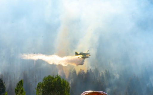 La localidad de El Hoyo es azotada por un voraz incendio forestal