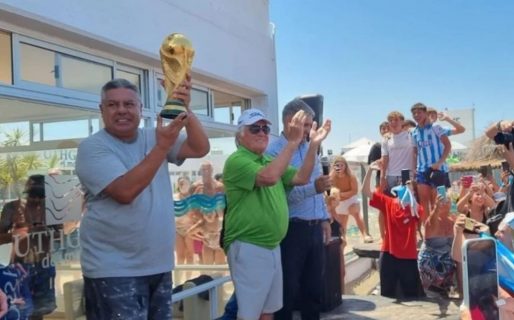 Chiqui Tapia aseguró que Scaloni va a seguir en la Selección y fue a la playa con la Copa del Mundo
