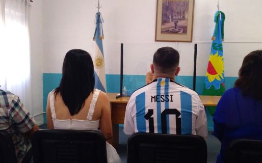 Un distinto: se casó por civil con la camiseta de la Selección Argentina y causó furor