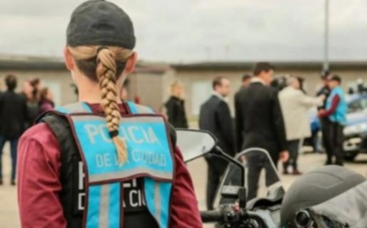 Una mujer policía mató de un disparo en el pecho a un joven que intentó robarle