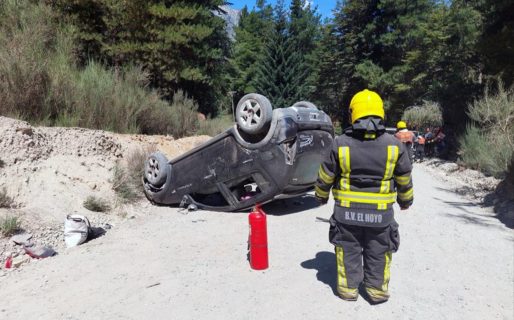 Una familia volcó camino a Puerto Patriada: tres de ellos fueron trasladados al hospital