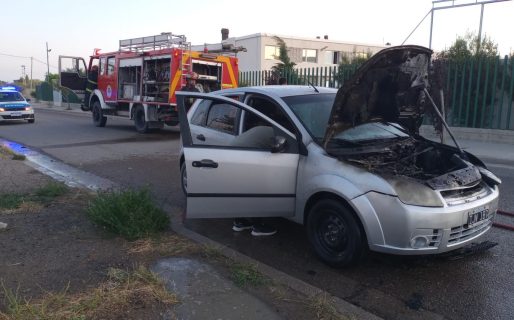 Un auto se incendió en plena calle