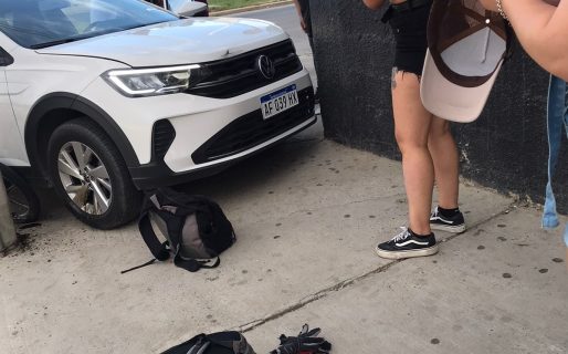 Manejaba borracho, chocó contra una moto estacionada y se subió a la vereda: Casi atropella a un grupo de personas