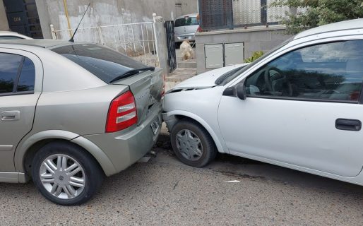 Manejaba en completo estado de ebriedad y chocó contra un auto estacionado