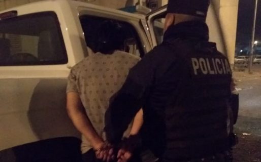 Caminaba por la calle, se encontró con la policía y aceleró el paso: tenía pedido de captura