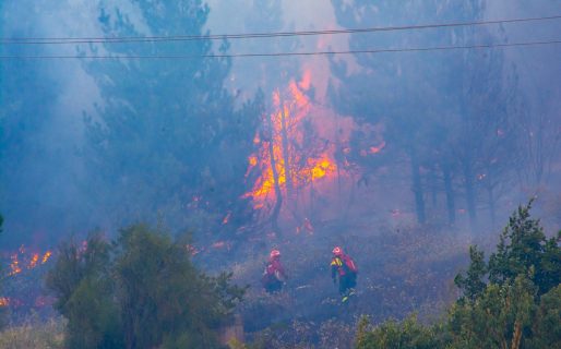 Trabajan a contrarreloj para que el fuego no llegue a las viviendas