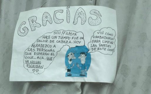 Colocaron diferentes dibujos para que no les ensucien la pared y se viralizaron