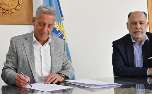 Arcioni promulgó la Ley que trasfiere a la Cámara de Comercio de Comodoro su histórico edificio