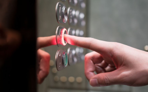 El encargado de un edificio encontró a una pareja teniendo sexo en el ascensor y su reclamo se volvió viral