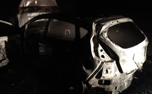 Un auto registrado en Comodoro apareció incendiado en El Bolsón: buscaban a los ocupantes