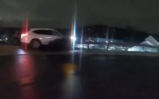 Huían de la policía en un auto robado, chocaron contra un guardarraíl y aterrizaron sobre una casa